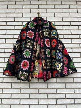 Vintage Floral Tapestry Poncho Cape Coat Granny Square Boho Boho Maximalist OS
